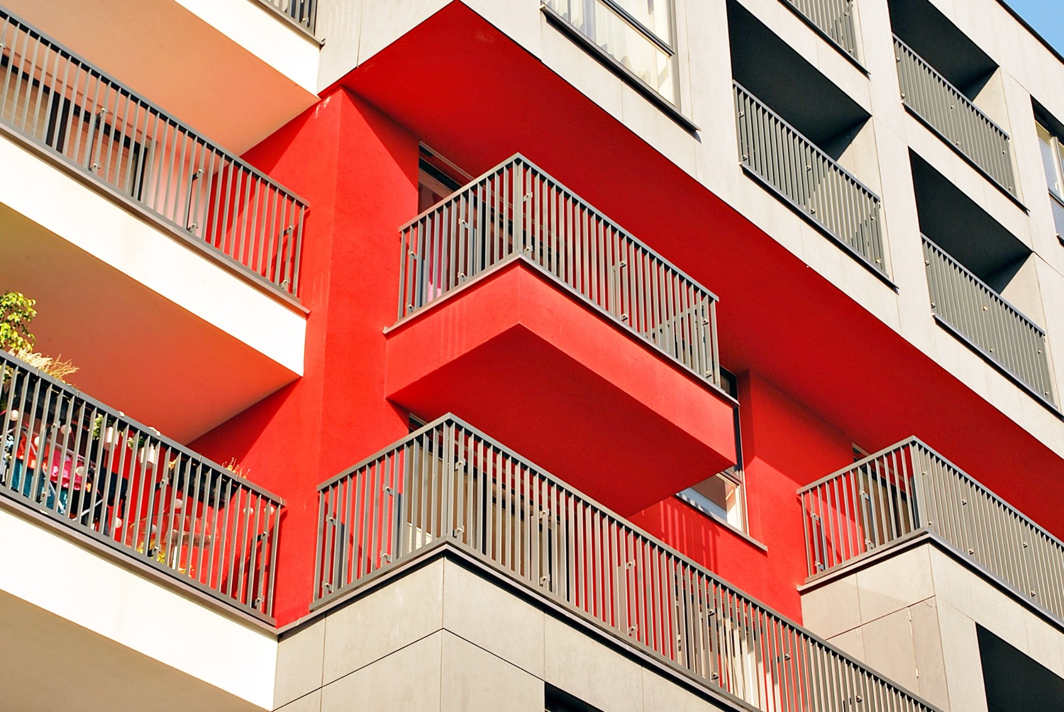 brandneues wohnhaus einem sonnigen tag moderne wohnarchitektur moderne mehrfamilienhaus